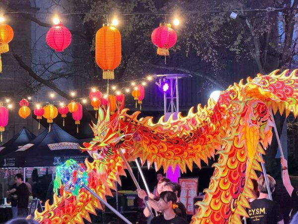 涨上策 传统佳节在异国土地绽放青春光彩